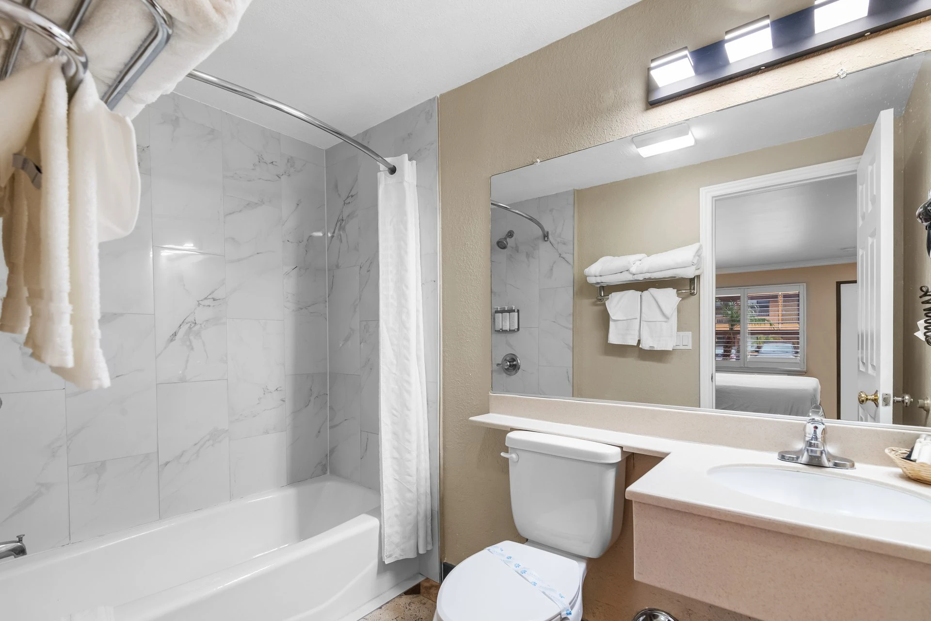 Standard Double Queen room private bathroom details